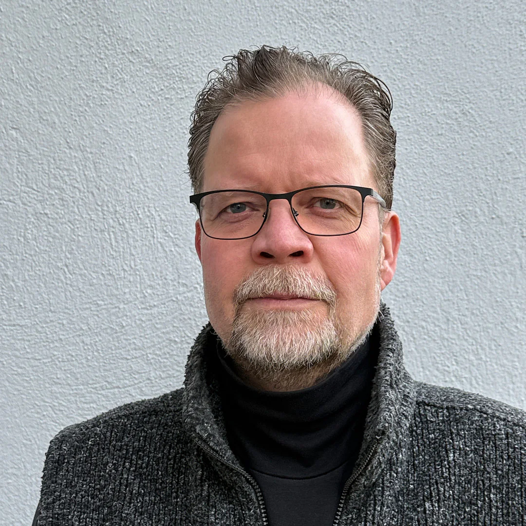 Schon fast 14 Jahre altes Selbstportrait mit Sonnenbrille im Gesicht.